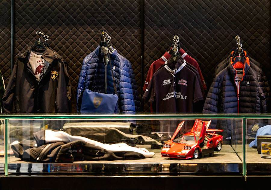 ランボルギーニがドバイにファッションアイテムなどを扱う専門ショップをオープン