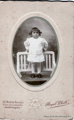 Ancienne photo de famille noir et blanc, enfant.