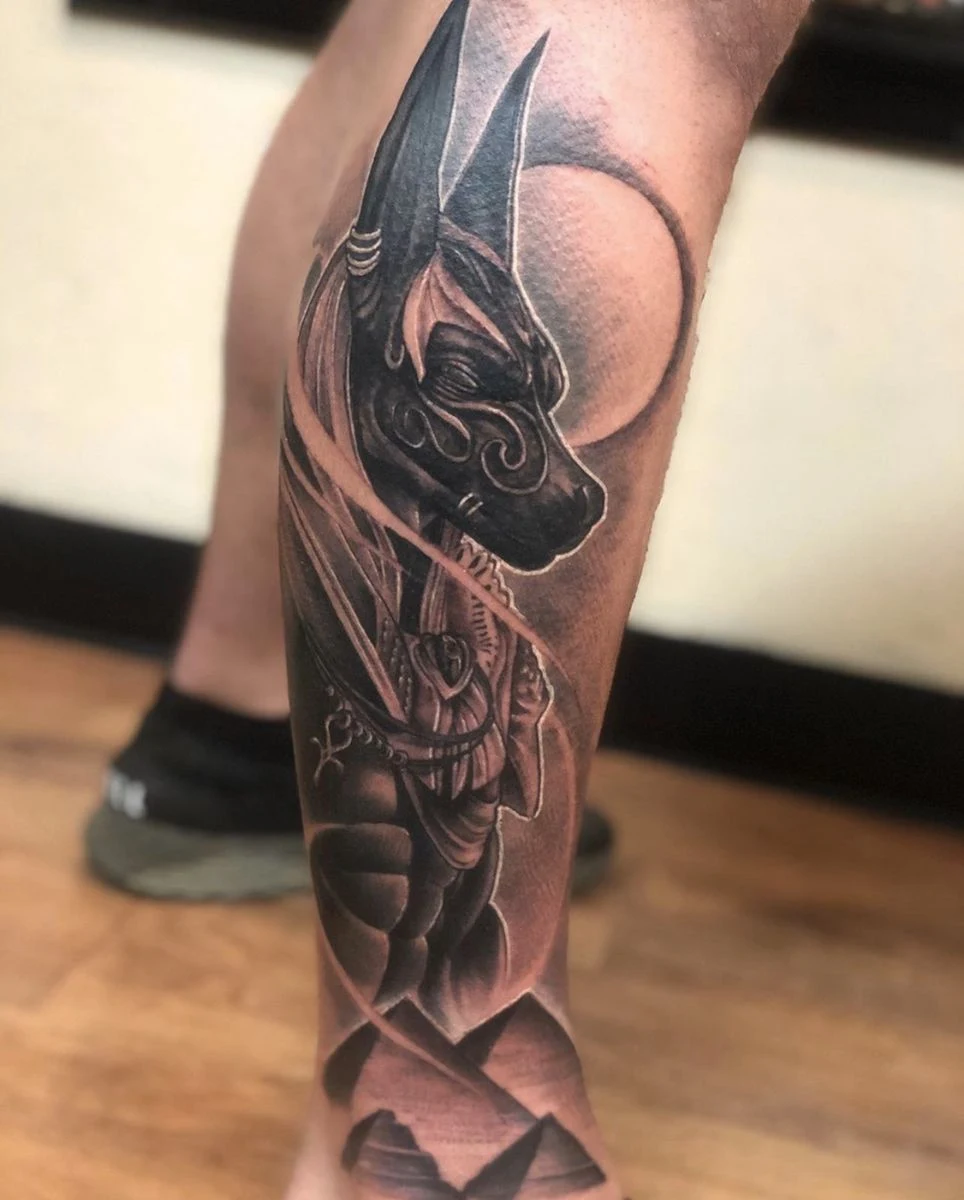 Tatuajes de Anubis en el brazo