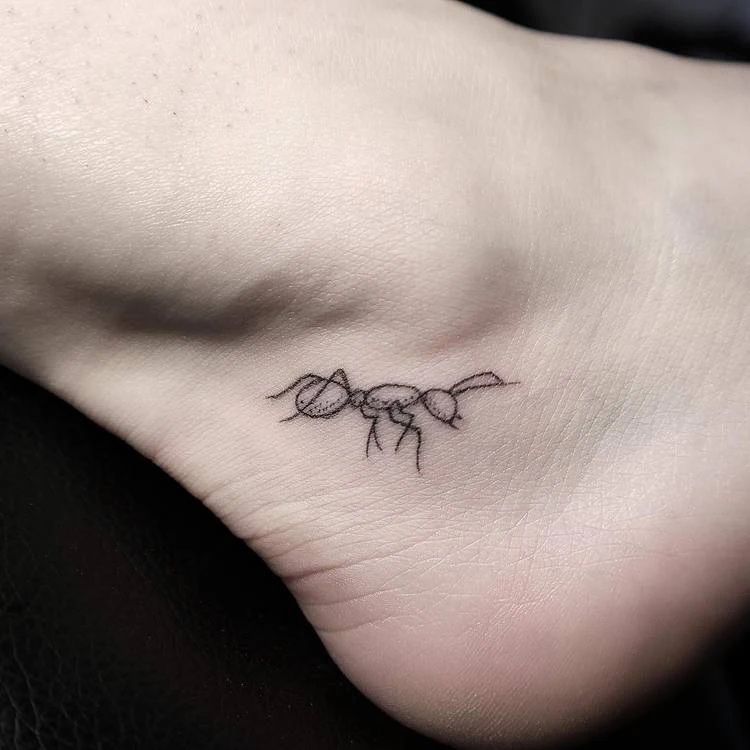 Tatuaje de hormigas por busekanlikilic_tattoo