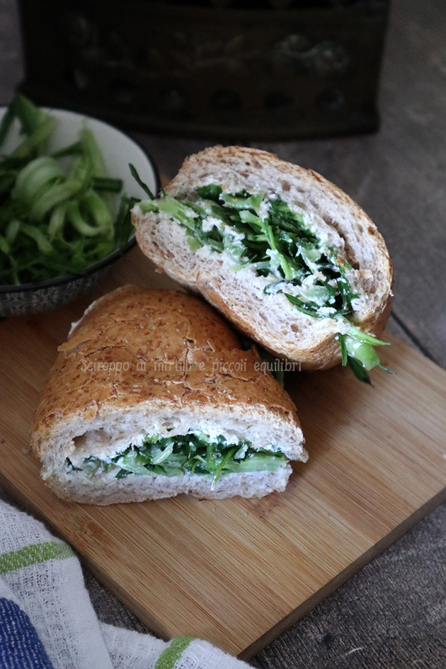 Pane farcito con crema alle acciughe e puntarelle romane