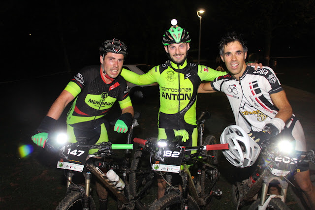 Los tres primeros en llegar: en el centro, Gaizka González, con Ander Egia (derecha) y Xabier Rodríguez