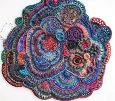 "Free Form" (forma livre), é a expressão em inglês e, geralmente, a maioria dos trabalhos que se vê em Free Form Crochet são feitos com vários motivos de crochet tecidos separadamente, posteriormente unidos de forma livre e arbitrária por meio de diferentes pontos de crochet em várias direções.