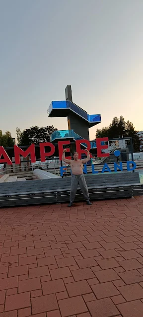 #SeppoLehto #kuntavaaliehdokasTampere #valkoinen taivas taustalla Tampereen Maauimalassa 5.9.2024 kuva7