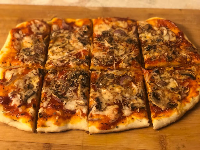 home made pizza,pizza base,easy pizza,continental recipe,mushroom pizza