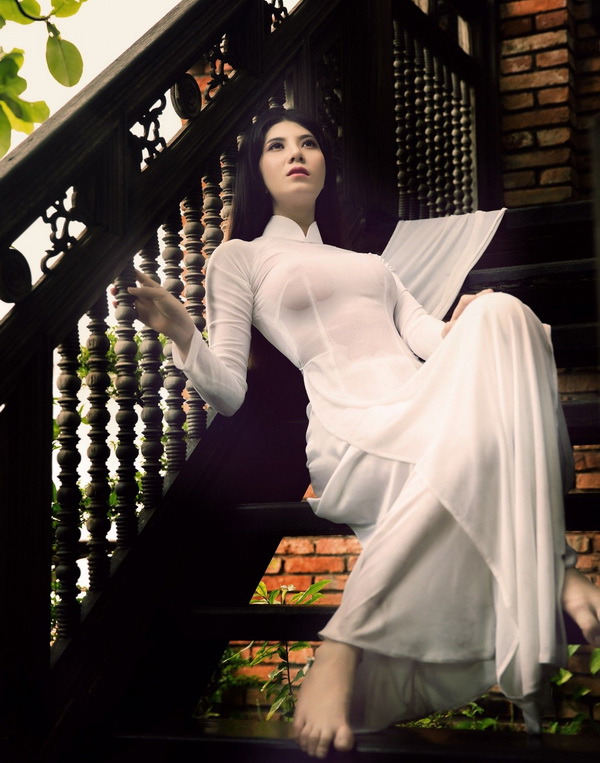 Thiếu nữ áo dài trắng ngồi cầu thang