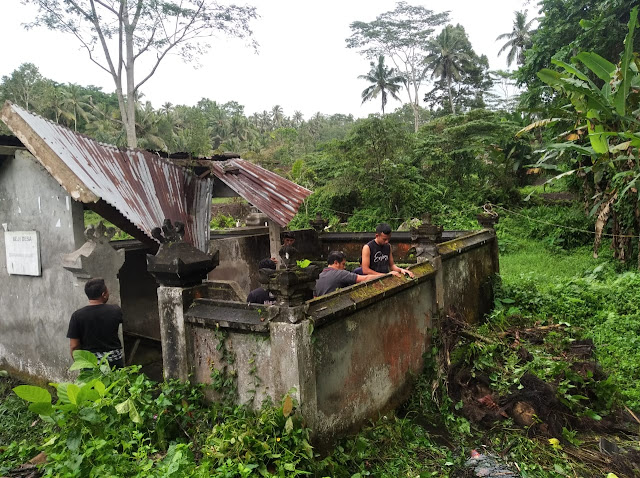    Atap Pemandian Umum Di Liligundi Hancur Tertimpa Pohon Aren