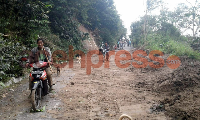 Longsor di Sukajadi Babinsa Bersama Warga Tinjau Dan Amankan Lokasi Longsor