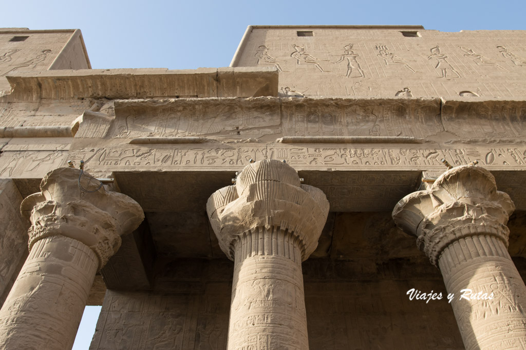 Patio de ofrendas del Templo de Edfu, Egipto