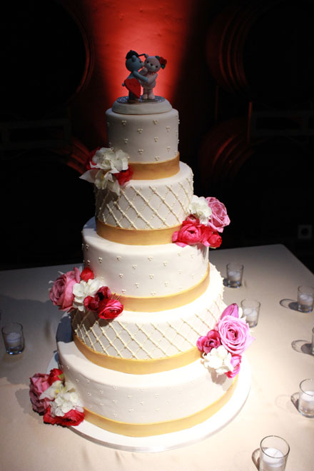 Here are some ideas for simple but elegant wedding cakes