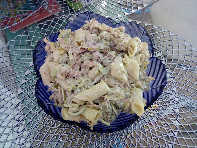 salatka z miesem z rosolu salatka z kurczakiem salatka z makaronem salatka makaronowa salatka z porem salatka z groszkiem