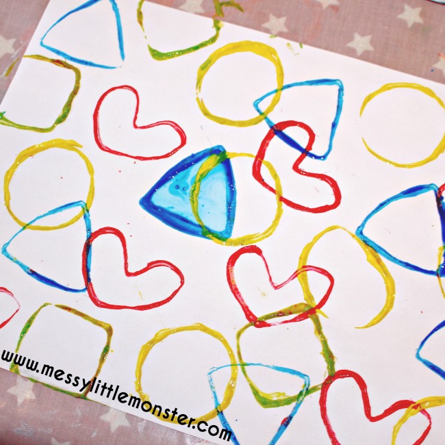 2D shape activity for toddlers and preschoolers. Learn shapes and colours using shape stamps made from toilet roll tubes. An easy DIY gift wrap idea for kids.