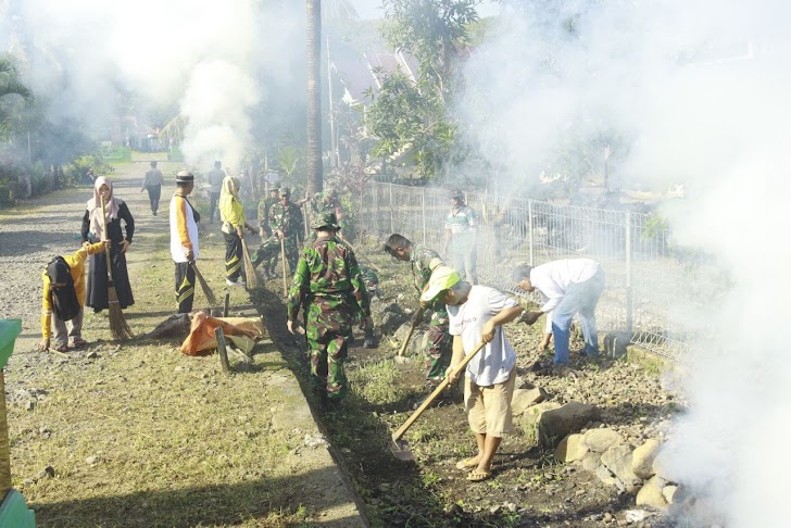 TNI-Polri Di Polongbangkeng Selatan Kerja Bakti Bersama Warga Bersihkan Selokan