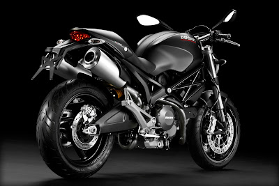 Ducati_Monster_696_2011_1620x1080_Rear_Angle