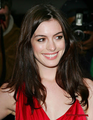 Anne Hathaway Father. Anne Hathaway Gorgeous Red