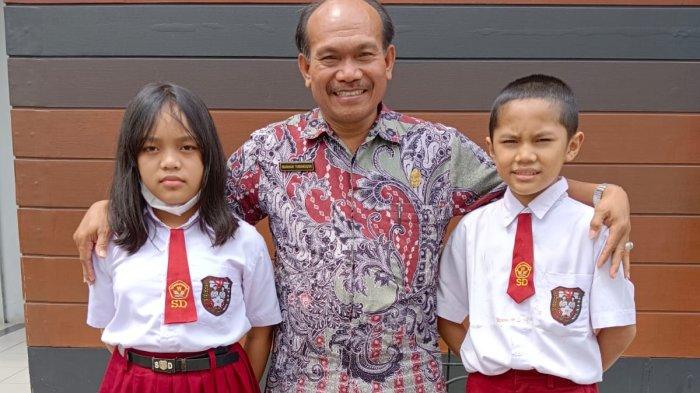 Dua pelajar terbaik Pakpak Bharat, Sahpen Berutu dan Moria Lumbantobing mengikuti kompetisi Asian Science and Mathematic Olympiad for Primary and Secondary Scholl (Asmopss) di SMA Citra Kasih Jakarta, Sabtu (10/9/2022)