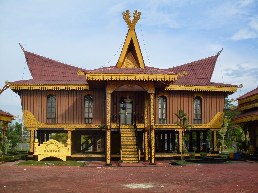 Rumah adat Selaso Jatuh Kembar Riau Sumatera.  Seni 