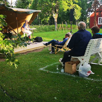 Foto från Sillegårdens trädgård med Dan Hylander som spelar och sjunger