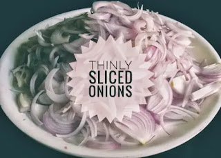 Thinly sliced onions-mutton kosha