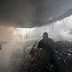 Bomberos combaten incendio en el mercado oriental.