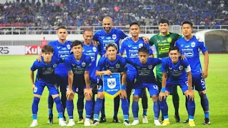 Ilustrasi skuad tim sepak bola PSIS Semarang, menampilkan para pemain dengan seragam biru khas klub. Latar belakang menunjukkan stadion yang dipenuhi suporter setia, Panser Biru dan Snex, mencerminkan semangat dan kebanggaan tim berjuluk 'Laskar Mahesa Jenar'.