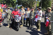 Satpol PP Bondowoso Berbagi Bendera Merah Putih Menyambut HUT Ke-77 RI 