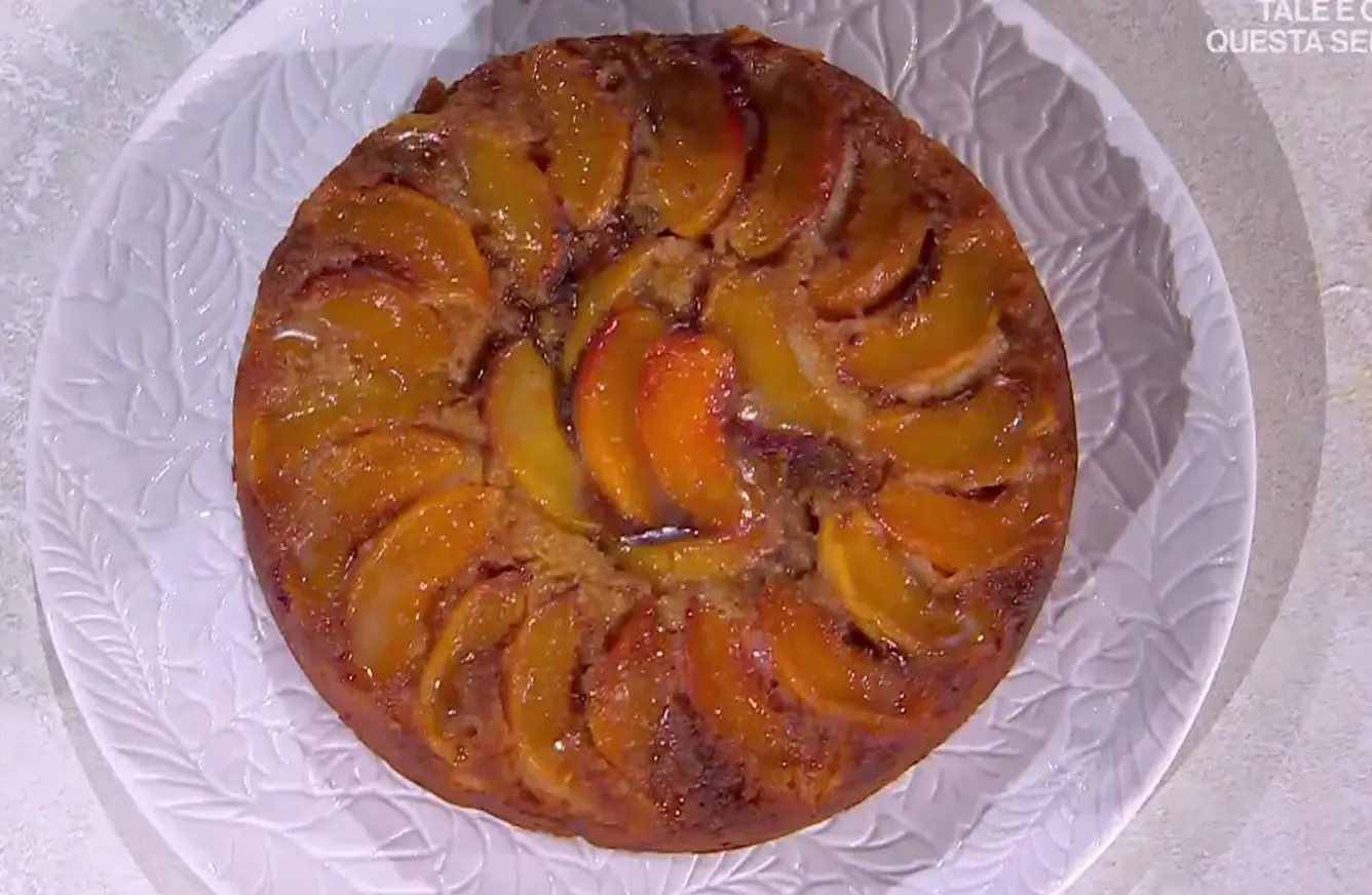 Torta rovesciata alle pesche di Natalia Cattelani