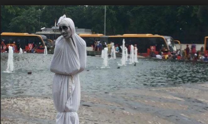 Foto Penampakan Hantu Pocong Lucu  dalam Film Komedi