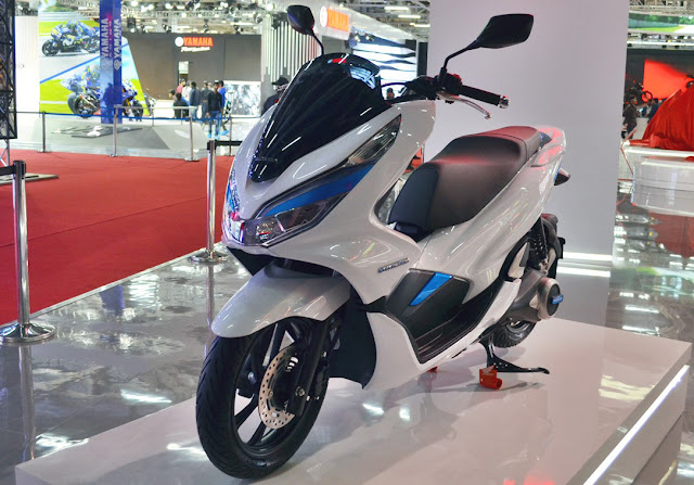 Honda PCX Electric Concept front left quarter at 2018 Delhi Auto Expo