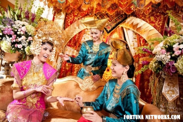 <img src="#Minangkabau.jpg" alt=" Mengenali Tata-Cara Perkawinan Adat MinangKabau,Sumatera Barat ">