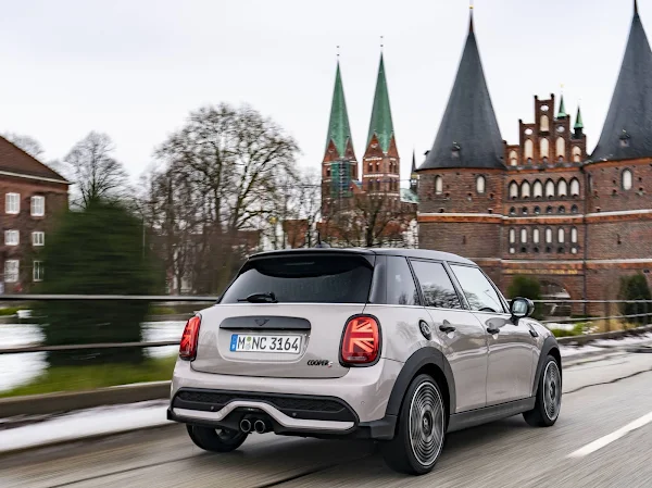 Novo MINI 5 portas 2022 ganha facelift - fotos e detalhes