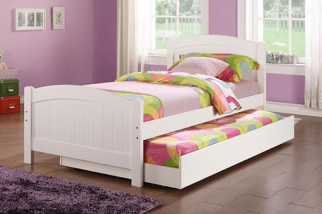 Ranjang laci tingkat atau trundle bed, cocok untuk menghemat ruang. 