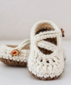 http://translate.googleusercontent.com/translate_c?depth=1&hl=es&rurl=translate.google.es&sl=en&tl=es&u=http://www.1dogwoof.com/2014/09/double-strapped-baby-mary-janes-crochet-pattern.html&usg=ALkJrhhPk3lDuCjopUiDTiyp5FadHThoYA