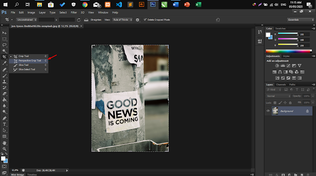 Gambar: Kemudian pada toolbox, klik dan tahan pada ikon Crop Tool, lalu pilih Perspective Crop Tool