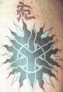Tatuagem sol em forma de tribal