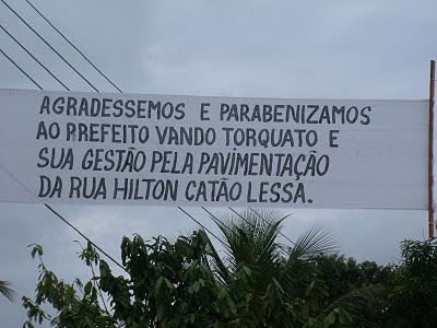 Empreiteiro responsável pela pavimentação da rua Hilton Catão Lessa agradece ao prefeito