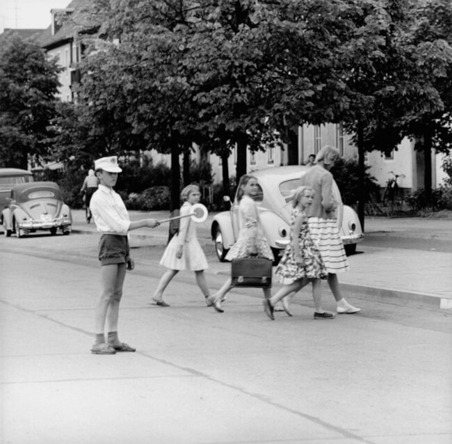 29 Pictures Of Children Of The Past Show The Differences Between Generations - A crossing guard, 1950