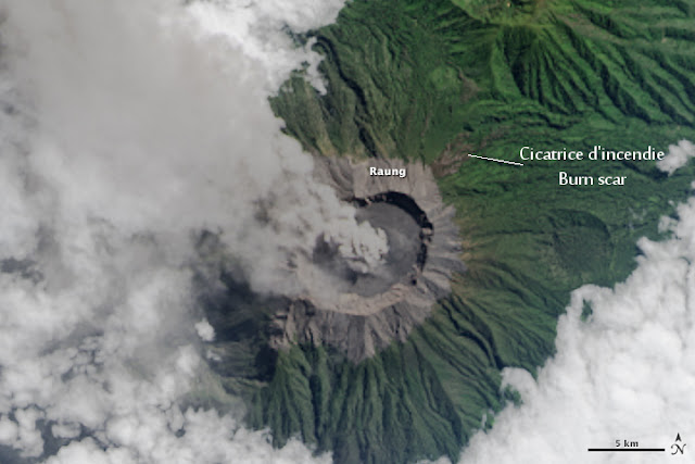 Cicatrice d'incendie sur le volcan Raung, 27 juillet 2015