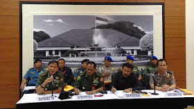 Pejabat penerangan TNI dan polisi mengumumkan hasil investigasi insiden bentrokan di Batam