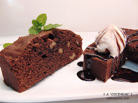 Brownie de chocolate y nueces con helado