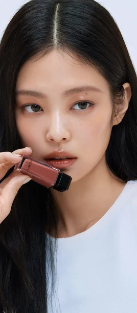 She will represent the brand alongside actress Jun Ji-hyun, as the company aims to expand its target audience through both models.