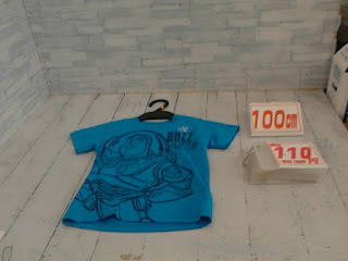 中古品　子供服　１００ｃｍ　バズライトイヤープリント　ブルー　半袖Ｔシャツ　１１０円