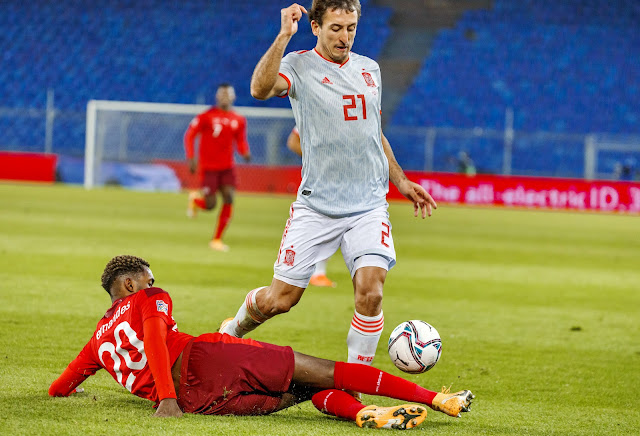 MIkel Oyarzabal y Edimilson Fernandes. SELECCIÓN DE SUIZA 1 SELECCIÓN DE ESPAÑA 1. 14/11/2020. Liga de Naciones de la UEFA, fase de clasificación, grupo 4, jornada 5. Basilea, Suiza, estadio St. Jakob-Park.