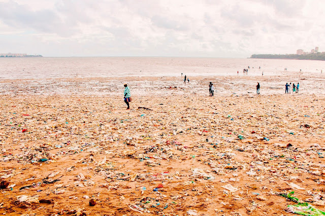 grande spiaggia inquinata, presenti tantissimi rifiuti sulla sabbia