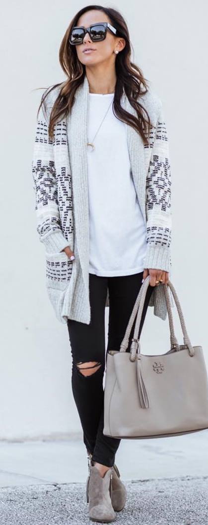 what to wear with a printed acrdigan : bag + rips + top + boots