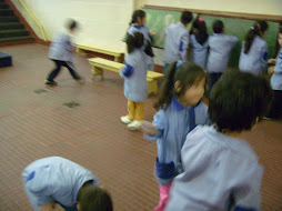 Jugando libremente en el patio rojo un día de lluvia