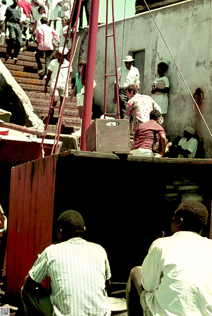 Porto de Lourenço Marques (Maputo) no início da década de 1970  MMG_H_066 Fotografia de Manuel Augusto Martins Gomes.   Não usar fotografia sem referência ao seu autor Manuel Augusto Martins Gomes e sem link para as páginas: Beacons: https://beacons.ai/manuelamartinsgomesmemorias Blogger: https://manuelamartinsgomes.blogspot.com/ Instagram: @manuelamartinsgomesmemorias Toda a informação adicional é bem vinda. Poderão contactar-me através do endereço de email: manuelamgomes20@gmail.com #anos70 #anos1970 #70s #lourençomarques #maputo #moçambique #mozambique #mocambique #memoriasdemoçambique #memoriasdeafrica #oldphoto #pickofyesterday  #blogger #blogpost #photography #life #travel #manuelamartinsgomesmemorias