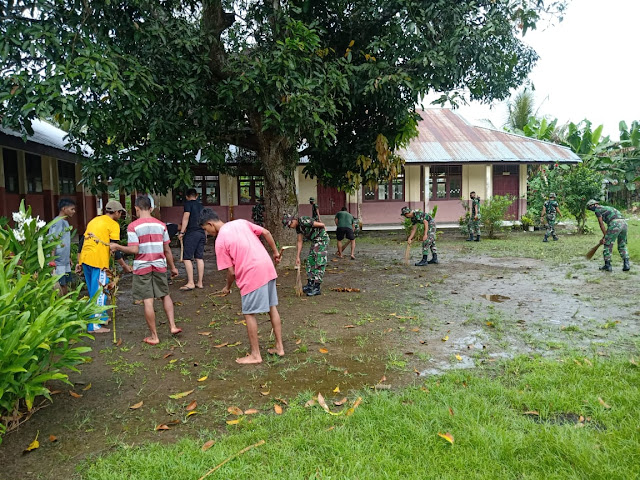 Warga Akelamo Antusias Gotong Royong Kerja Bakti Bersama Prajurit Yonif Banau.lelemuku.com.jpg