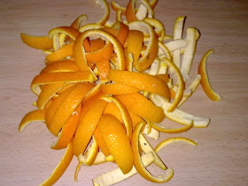 Cáscaras de naranja cortadas en bastones.