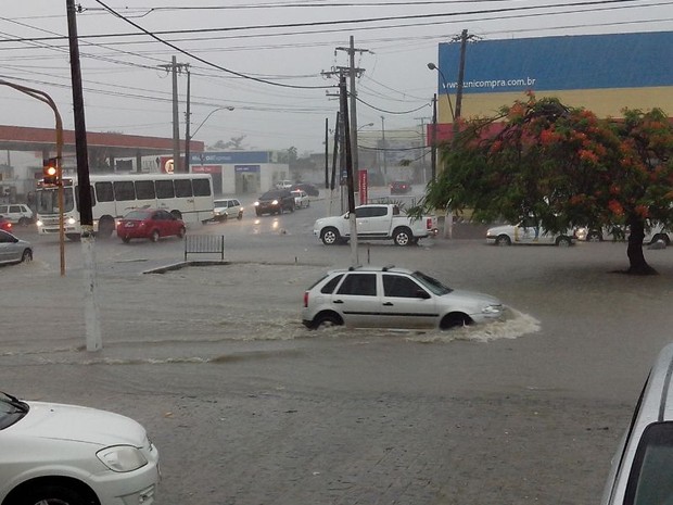 TUDO PARADO: Maceió vive mais um dia de caos com alagamentos e protestos